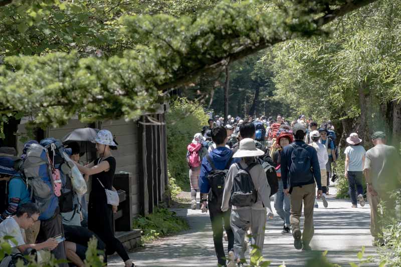 「山の日」の祝日、大勢の人で賑わう上高地のイメージ画像