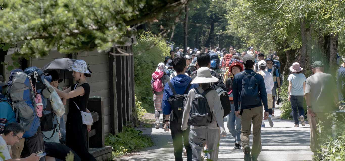 「山の日」の祝日、大勢の人で賑わう上高地のイメージ